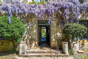 Maisons de vacances French Manor House with private gardens and pool : photos des chambres