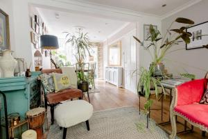 Writers Retreat in the heart of Ashford Town