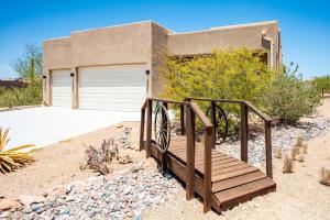 Spacious 3BR Retreat - Mountain Views