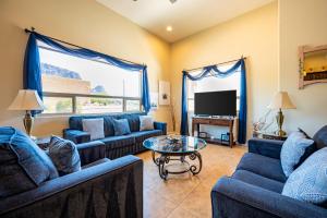 Spacious 3BR Retreat - Mountain Views