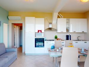 Horizon Apartment by Bookinggardalake