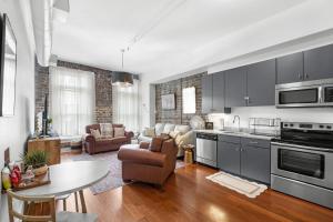 Lush Savannah Loft - Near Plant Riverside District