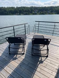 Bo på husbåt med egen badplats