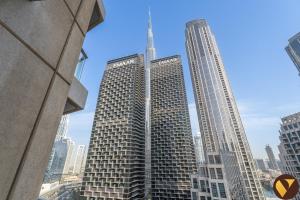 Vogue Vacation Homes, Downtown The Lofts near Burj Khalifa and Dubai Mall, Two Bedroom Apartment with Balcony and City Skyline View, Access toAmenities