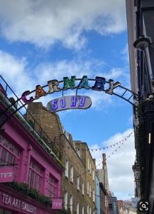 Vibrant room in Soho 3