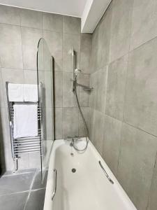 Vibrant room in Soho 3