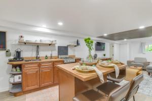 2 Mi to Logan Square Pet-Friendly Urban Oasis!