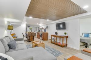 2 Mi to Logan Square Pet-Friendly Urban Oasis!