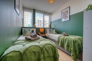 Modern 2BR Portsmouth Apartment Parking Sleeps 6 Near University & Gunwharf
