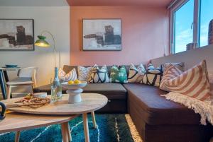 Modern 2BR Portsmouth Apartment Parking Sleeps 6 Near University & Gunwharf