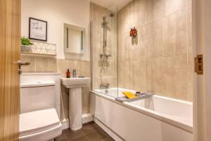 Modern 2BR Portsmouth Apartment Parking Sleeps 6 Near University & Gunwharf