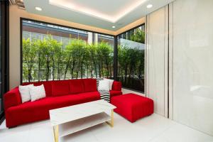 Modern Luxury Poolhaus with Lift