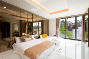 Modern Luxury Poolhaus with Lift