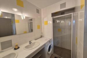 Maisons de vacances Charming duplex house in Grosbreuil : photos des chambres