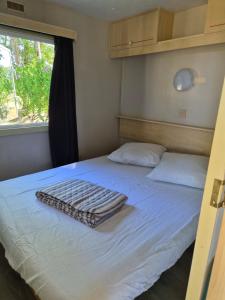 Le mobile home est dans le pré