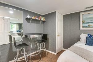 10 Mi to Washington Wheaton Studio Suite