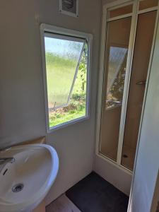 Le mobile home est dans le pré