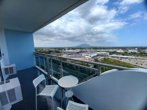 Family Room 1BR HUGE Balcony in Azure North