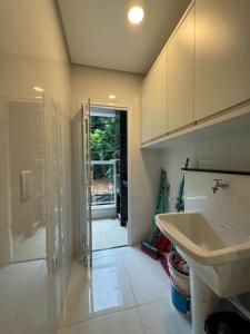 Apartamento novo a 350 m da praia das Toninhas em Ubatuba - 2 dormitórios sendo 1 suite, piscina, varanda gourmet com churrasqueira, ar condicionado, cozinha completa, garagem privativa