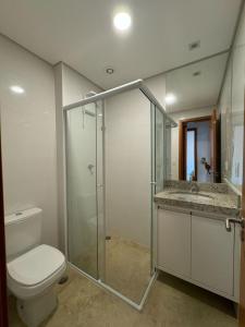 Apartamento novo a 350 m da praia das Toninhas em Ubatuba - 2 dormitórios sendo 1 suite, piscina, varanda gourmet com churrasqueira, ar condicionado, cozinha completa, garagem privativa