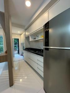 Apartamento novo a 350 m da praia das Toninhas em Ubatuba - 2 dormitórios sendo 1 suite, piscina, varanda gourmet com churrasqueira, ar condicionado, cozinha completa, garagem privativa