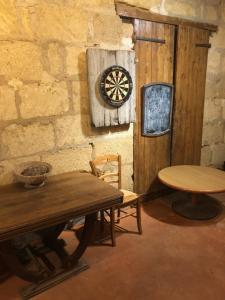 Maisons d'hotes CHAMBRE DANS MAISON DU XVII eme PISCINE BILLARD CHEMINEE : photos des chambres
