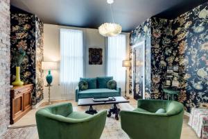 Chic 2 bed 2 bath, in 12 South