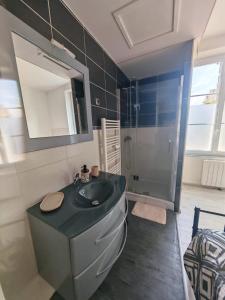 T2 COMPLET BLOIS Centre 38 M2-Parking et linge inclus