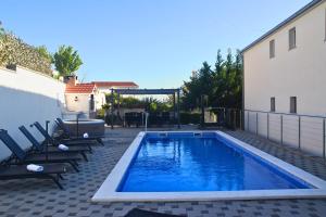 Villa in Podstrana with large outside swimming pool & hot tub for 14 people