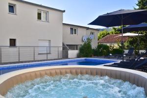 Villa in Podstrana with large outside swimming pool & hot tub for 14 people
