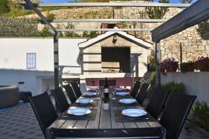 Villa in Podstrana with large outside swimming pool & hot tub for 14 people