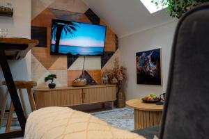 Upbeat Jungle Loft Apartment