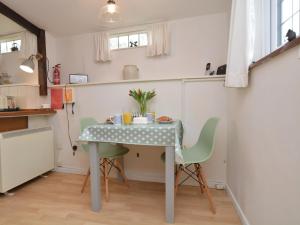 1 Bed in Uploders DC085