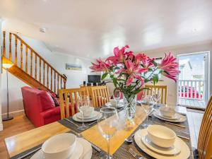 3 Bed in Freshwater East FB277