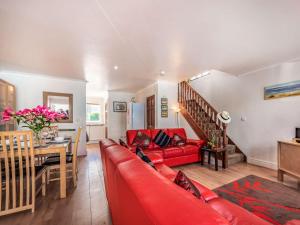 3 Bed in Freshwater East FB277