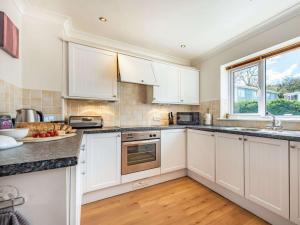 3 Bed in Freshwater East FB277