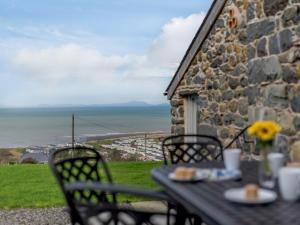 3 Bed in Aberdovey 75025