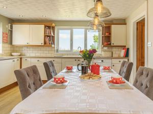 4 Bed in Broad Haven 88331