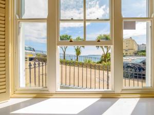 3 Bed in Tenby FB301