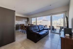 Bright and Spacious Penthouse, Large Terrace by Buena Vista