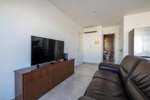 Bright and Spacious Penthouse, Large Terrace by Buena Vista