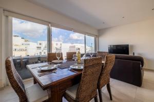Bright and Spacious Penthouse, Large Terrace by Buena Vista