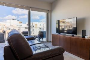 Bright and Spacious Penthouse, Large Terrace by Buena Vista