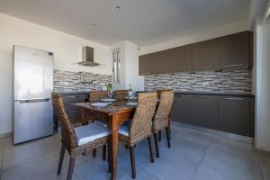 Bright and Spacious Penthouse, Large Terrace by Buena Vista