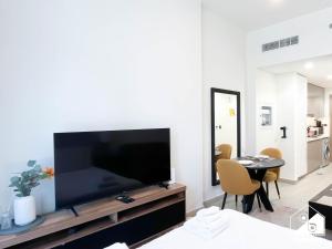 Urban Charm Studio with Balcony in Azizi Riviera