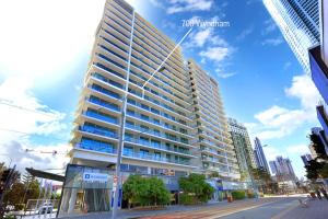 Surfers Coastal Central Apartment - WiFi, Views