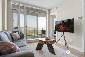 28th Floor High Rise Apartment Near Stampede Sleeps 4 with Free Secure Parking