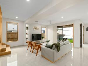 Spacious Modern 6BR Family Home in Pallara QLD