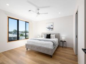 Spacious Modern 6BR Family Home in Pallara QLD