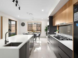 Spacious Modern 6BR Family Home in Pallara QLD